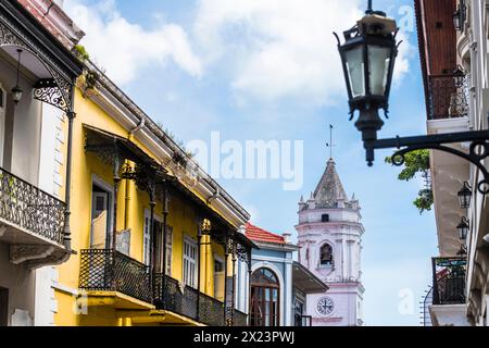 Gasse in der Altstadt mit der Kathedrale von Santa Maria la Antigua, Panama-Stadt, Panama, Amerika Stockfoto