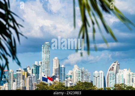 Skyline mit Nationalflagge, Panama-Stadt, Panama, Amerika Stockfoto