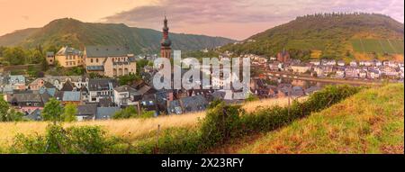 Panoramablick auf das sonnige Cochem, wunderschöne Stadt an der romantischen Mosel, Deutschland Stockfoto