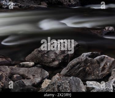 Große Felsbrocken und fließendes Wasser im Fluss Rauma, Romsdalen-Tal, Rauma kommune, Møre og Romsdal, Norwegen, Skandinavien. Stockfoto