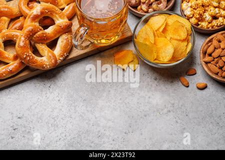 Verschiedene Bierstände: Chips, Nüsse, Brezeln. Verschiedene Optionen für die Aktualisierung mit Kopierbereich Stockfoto