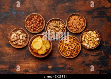 Verschiedene Bierstände: Chips, Nüsse, Brezeln. Verschiedene Optionen für Erfrischungen Stockfoto