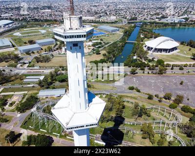 Verlassener Weltraumturm des Interama City Park und Roca Park in Buenos Aires mit Blick auf die Viertel Lanus und Lomas de Zamora Stockfoto