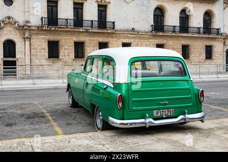 HAVANNA, KUBA - 28. AUGUST 2023: Rückansicht des grünen Chevrolet BLE Air 1953 Statiowagon in den Straßen von Havanna, Kuba Stockfoto