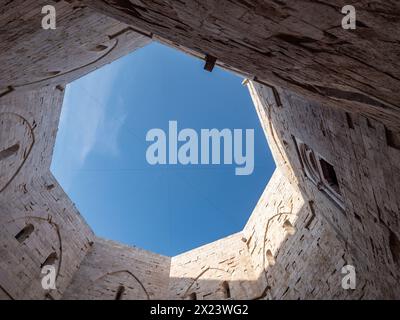 ANDRIA, ITALIEN - 30. OKTOBER 2021: Innenhof des achteckigen Castel del Monte in Andria mit Sicherheitsnetzen gegen Vögel Stockfoto