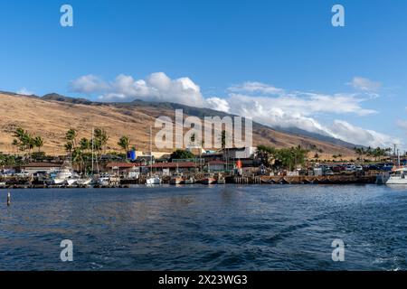 Blick auf die Küste von einem Boot auf der Maalaea Bay, die sich an der Südküste des Isthmus befindet, der West Maui vom Central Valley der Insel trennt Stockfoto