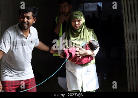 Dhaka, Wari, Bangladesch. April 2024. Frauen halten ihre Kinder fest, während sie vor dem Dhaka Shishu (Kinder) Krankenhaus stehen, nachdem am 19. April 2024 in der Intensivstation des Krankenhauses in Dhaka, Bangladesch, ein Feuer ausbrach. Nach Angaben der Feuerwehr und des Kontrollraums für Zivilschutz bringen die Feuerwehrleute das Feuer in der kardialen Intensivstation des Krankenhauses mit Hilfe von fünf Einheiten unter Kontrolle, und es werden keine Toten gemeldet. (Kreditbild: © Habibur Rahman/ZUMA Press Wire) NUR REDAKTIONELLE VERWENDUNG! Nicht für kommerzielle ZWECKE! Stockfoto