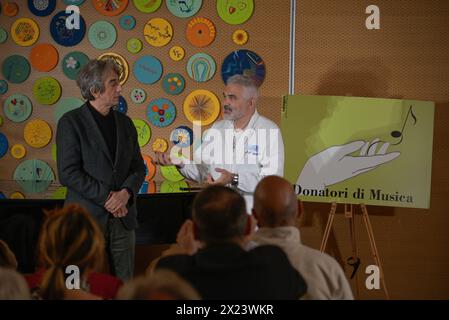 Carrara, Massa-Carrara, Tuscany, Italien, 19. April 2024, Sergio Rubini, italienischer Schauspieler, Regisseur und Drehbuchautor, besuchte heute in Massa Carrara anlässlich der Show "Il caso Jekyll" (der Fall Jekyll) die NOA (Nuovo ospedale Apuano) für die Donatori di Musica-Serie (Geber der Musik). in dieser Show spenden geschäftliche Persönlichkeiten den Patienten der Onkologiestation unbeschwerte Momente. Auf Einladung von Dr. Andrea Mambrini. Credits: Paolo Maggiani/Alamy Live News Stockfoto