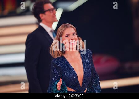 Köln, Deutschland. April 2024. Victoria Swarovski, Moderatorin, steht in der RTL-Tanzshow „Let's Dance“ im Coloneum. Quelle: Rolf Vennenbernd/dpa/Alamy Live News Stockfoto