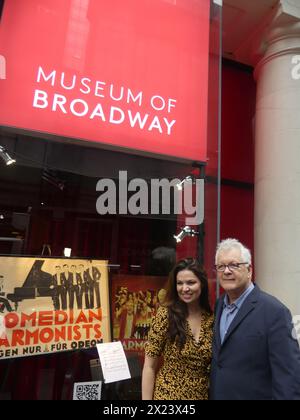 Das Museum of Broadway, 145 45th St, New York, NY 10036. April 2024. In Anerkennung seiner jüngsten Rolle als Broadway-Komponist tritt Barry Manilow im Museum of Broadway in New York auf, um über seine Arbeit über „Harmony: A New Musical“ zu sprechen. ©Julia Mineeva/EGBN TV News/Alamy Live News Stockfoto