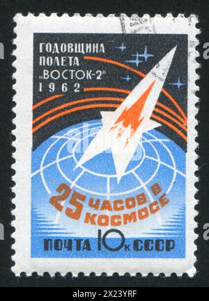 RUSSLAND - CIRCA 1962: Briefmarke gedruckt von Russland, zeigt Wostok 2 in den Weltraum, um 1962 Stockfoto
