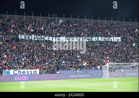 Cagliari, Italien. April 2024. Curva Nord Unterstützer von Cagliari Calcio während des Fußballspiels der Serie A zwischen Cagliari Calcio und Juventus im Unipol Domus in Cagliari, Sardinien - Freitag, 19. April 2024. Sport - Fußball (Foto: Gianluca Zuddas/Lapresse) Credit: LaPresse/Alamy Live News Stockfoto