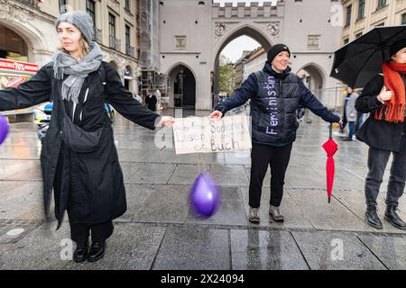 München, Deutschland. April 2024. Am 19. April 2024 versammelten sich mehrere Feministinnen in München, um für die Entkriminalisierung/Legalisierung von Abtreibungen zu protestieren. (Foto: Alexander Pohl/SIPA USA) Credit: SIPA USA/Alamy Live News Stockfoto