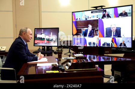 Novo-Ogaryovo, Russland. April 2024. Der russische Präsident Wladimir Putin veranstaltet am 19. April 2024 im russischen Oblast Moskau eine Fernkonferenz mit ständigen Mitgliedern des Sicherheitsrats aus der Residenz des Staates Novo-Ogarjowo. Quelle: Gavriil Grigorov/Kreml Pool/Alamy Live News Stockfoto