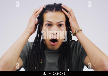 Afrikanischer Mann, Dreadlocks und Wow im Studio für Nachrichten, Klatsch oder Ansage vor weißem Hintergrund. Mann, Schock und Überraschung mit omg-Reaktion Stockfoto