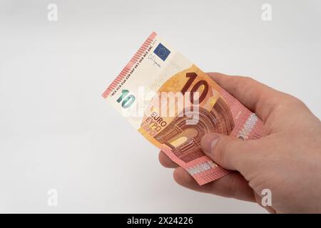 Mann mit 10-EUR-Banknotenwährung Euro isoliert auf weißem Hintergrund Stockfoto