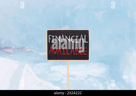 Symbol „Finanzierung verfügbar“. Concept Words Finanzierung auf schöner schwarzer schwarzer Tafel. Wunderschöner blauer Eishintergrund. Unternehmensfinanzierung Stockfoto