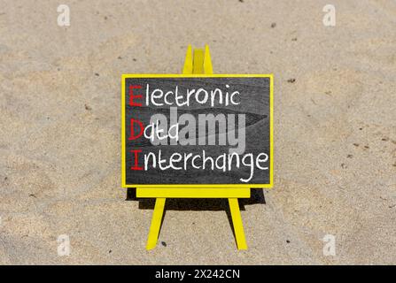 Symbol für elektronischen Datenaustausch EDI. Konzeptworte EDI-elektronischer Datenaustausch auf Tafeln. Wunderschöner Sandhintergrund. Business- und EDI-Auswahl Stockfoto