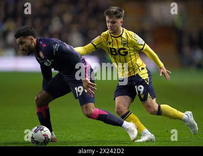 Stevenage Jamie Reid (links) und Tyler Goodrham von Oxford United kämpfen um den Ball während des Spiels der Sky Bet League One im Kassam Stadium in Oxford. Bilddatum: Freitag, 19. April 2024. Stockfoto