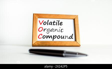 VOC-Symbol für flüchtige organische Verbindungen. Concept Words VOC flüchtige organische Verbindung auf wunderschönem Holzrahmen. Schöner weißer Hintergrund. Geschäftliche VOC Stockfoto