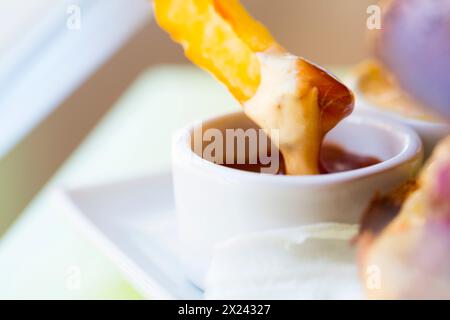 Hausgemachte Pommes Frites mit Ketchup und Mayonnaise Stockfoto