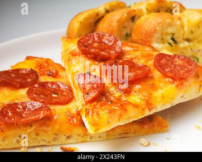 Zwei Scheiben Salami pizza Stockfoto