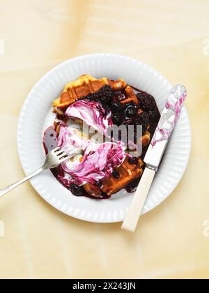 Waffeln mit Joghurt und Beerenkompott Stockfoto