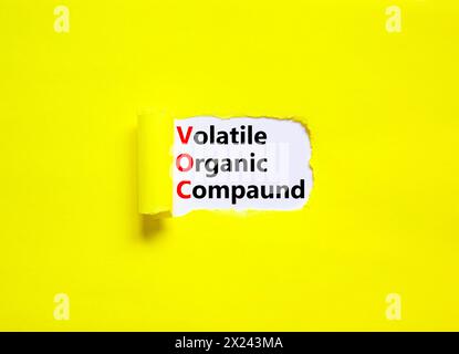 VOC-Symbol für flüchtige organische Verbindungen. Konzeptworte flüchtige organische VOC-Verbindung auf wunderschönem Weißbuch. Schöner gelber Hintergrund. Geschäftliche VOC Stockfoto