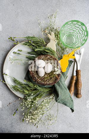 Festliche Kulisse mit Nest und Eiern für Ostern Stockfoto