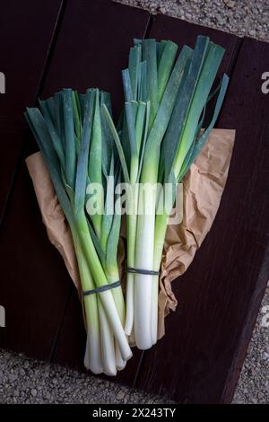 Zwei Bündel Lauch auf einer Papiertüte Stockfoto