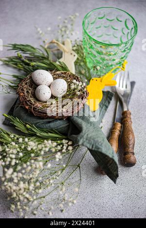 Festliche Osterterrasse mit Nest und Eiern Stockfoto