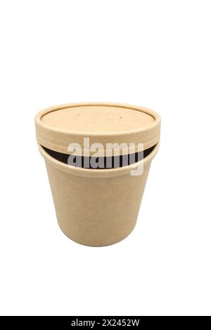 Großer brauner Papierbecher mit Deckel für Suppe isoliert auf weißem Hintergrund. Umweltfreundliche Einweg-Lebensmittelverpackungen. Stockfoto