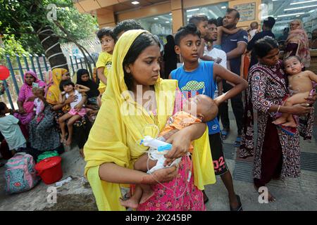 Kinder werden nach Feuer aus Krankenhaus evakuiert Frauen halten ihre Kinder fest, während sie vor dem Kinderkrankenhaus Dhaka Shishu stehen, nachdem am 19. April 2024 in der Intensivstation des Krankenhauses in Dhaka, Bangladesch, ein Feuer ausbrach. Nach Angaben der Feuerwehr und des Kontrollraums für Zivilschutz bringen die Feuerwehrleute das Feuer in der kardialen Intensivstation des Krankenhauses mit Hilfe von fünf Einheiten unter Kontrolle, und es werden keine Toten gemeldet. Dhaka Dhaka Bezirk Bangladesch Copyright: XHabiburxRahmanx Stockfoto