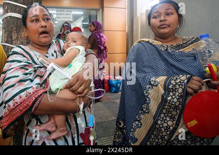 Kinder werden nach Feuer aus Krankenhaus evakuiert Frauen halten ihre Kinder fest, während sie vor dem Kinderkrankenhaus Dhaka Shishu stehen, nachdem am 19. April 2024 in der Intensivstation des Krankenhauses in Dhaka, Bangladesch, ein Feuer ausbrach. Nach Angaben der Feuerwehr und des Kontrollraums für Zivilschutz bringen die Feuerwehrleute das Feuer in der kardialen Intensivstation des Krankenhauses mit Hilfe von fünf Einheiten unter Kontrolle, und es werden keine Toten gemeldet. Dhaka Dhaka Bezirk Bangladesch Copyright: XHabiburxRahmanx Stockfoto