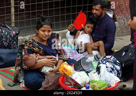 Kinder werden nach Feuer aus Krankenhaus evakuiert Frauen halten ihre Kinder fest, während sie vor dem Kinderkrankenhaus Dhaka Shishu stehen, nachdem am 19. April 2024 in der Intensivstation des Krankenhauses in Dhaka, Bangladesch, ein Feuer ausbrach. Nach Angaben der Feuerwehr und des Kontrollraums für Zivilschutz bringen die Feuerwehrleute das Feuer in der kardialen Intensivstation des Krankenhauses mit Hilfe von fünf Einheiten unter Kontrolle, und es werden keine Toten gemeldet. Dhaka Dhaka Bezirk Bangladesch Copyright: XHabiburxRahmanx Stockfoto