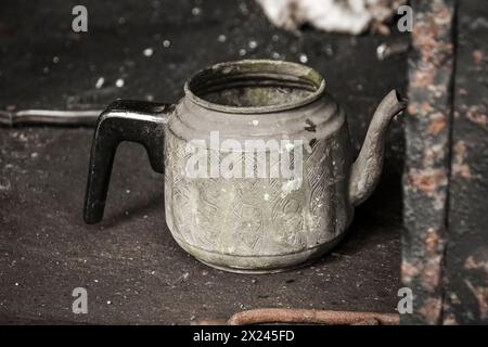 Ein alter Metalltopf, der von einem Handwerker benutzt wurde, um Eisen zu schmelzen Stockfoto