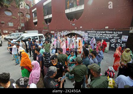 Kinder werden nach Feuer aus Krankenhaus evakuiert Frauen halten ihre Kinder fest, während sie vor dem Kinderkrankenhaus Dhaka Shishu stehen, nachdem am 19. April 2024 in der Intensivstation des Krankenhauses in Dhaka, Bangladesch, ein Feuer ausbrach. Nach Angaben der Feuerwehr und des Kontrollraums für Zivilschutz bringen die Feuerwehrleute das Feuer in der kardialen Intensivstation des Krankenhauses mit Hilfe von fünf Einheiten unter Kontrolle, und es werden keine Toten gemeldet. Dhaka Dhaka Bezirk Bangladesch Copyright: XHabiburxRahmanx Stockfoto