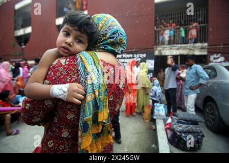 Kinder werden nach Feuer aus Krankenhaus evakuiert Frauen halten ihre Kinder fest, während sie vor dem Kinderkrankenhaus Dhaka Shishu stehen, nachdem am 19. April 2024 in der Intensivstation des Krankenhauses in Dhaka, Bangladesch, ein Feuer ausbrach. Nach Angaben der Feuerwehr und des Kontrollraums für Zivilschutz bringen die Feuerwehrleute das Feuer in der kardialen Intensivstation des Krankenhauses mit Hilfe von fünf Einheiten unter Kontrolle, und es werden keine Toten gemeldet. Dhaka Dhaka Bezirk Bangladesch Copyright: XHabiburxRahmanx Stockfoto