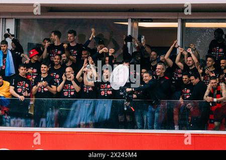 Leverkusen, BayArena, 14.04.2024: Die Mannschaft inkl. Trainer Xabi Alonso feiert von einem Balkon mit den Fans, Platzsturm der Leverkusener Fans bei Stockfoto