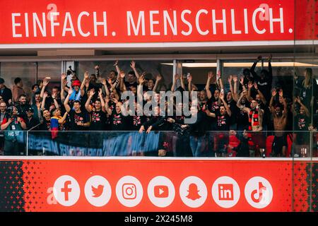 Leverkusen, BayArena, 14.04.2024: Die Mannschaft feiert von einem Balkon mit den Fans, Platzsturm der Leverkusener Fans bei der Meisterschaftsfeier be Stockfoto