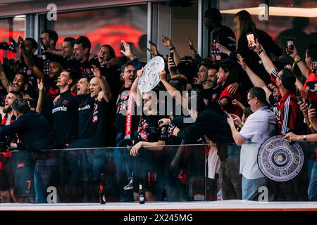 Leverkusen, BayArena, 14.04.2024: Die Mannschaft inkl. Florian Wirtz feiert von einem Balkon mit den Fans, Platzsturm der Leverkusener Fans bei der me Stockfoto