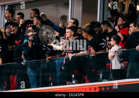 Leverkusen, BayArena, 14.04.2024: Die Mannschaft inkl. Florian Wirtz feiert von einem Balkon mit den Fans, Platzsturm der Leverkusener Fans bei der me Stockfoto