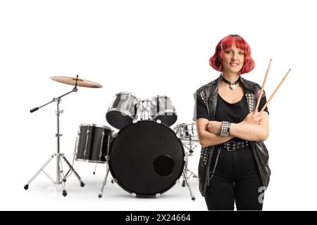 Eine junge Rocktrommlerin hält ein Paar Drumsticks isoliert auf weißem Background Stockfoto