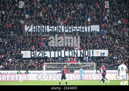 Cagliari, Italien. April 2024. Curva Nord Unterstützer von Cagliari Calcio während des Fußballspiels der Serie A zwischen Cagliari Calcio und Juventus im Unipol Domus in Cagliari, Sardinien - Freitag, 19. April 2024. Sport - Fußball (Foto: Gianluca Zuddas/Lapresse) Credit: LaPresse/Alamy Live News Stockfoto