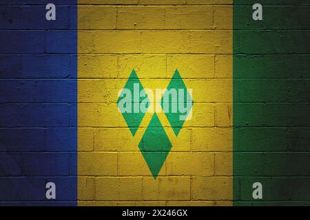 Die Flagge von St. Vincent und den Grenadinen ist auf einer Schlackenwand gemalt. Stockfoto