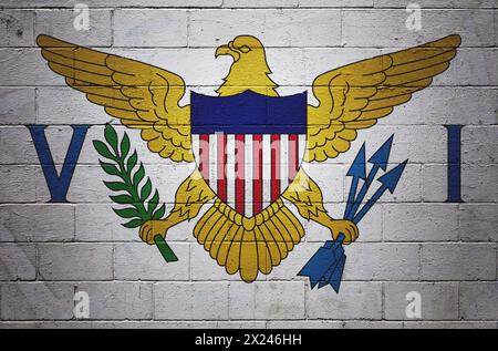 Die Flagge der amerikanischen Jungferninseln ist auf einer Wand aus einem Schlackenblock gemalt. Stockfoto