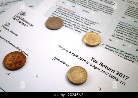 Steuererklärung des Vereinigten Königreichs mit einigen Münzen auf der Oberseite. Stockfoto