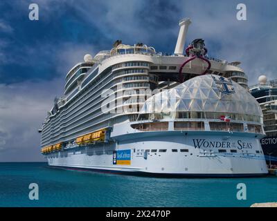 St. Maarten - 24. Januar 2024: Das Heck des Royal Caribbean Cruise Ships Wonder of the Seas liegt in Philipsburg, St. Maarten in der Karibik. Angenommen Stockfoto