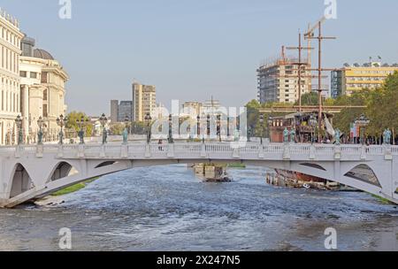 Skopje, Nordmakedonien - 23. Oktober 2023: Brücke der Zivilisationen über den Fluss Vardar im Zentrum der Hauptstadt am Herbsttag. Stockfoto