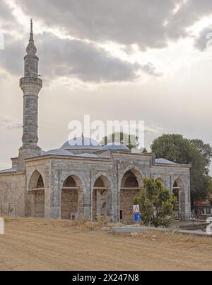 Edirne, Türkei - 17. Oktober 2023: Traditionelles türkisches Bad und Gazi Mihalbey Moschee am Herbsttag. Stockfoto